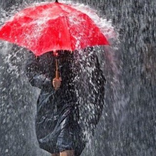 Acqua, acqua e ancora acqua: sarà un fine settimana di nuvole e pioggia