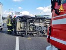 FOTO. Auto urta la cuspide e si ribalta sulla superstrada di Malpensa