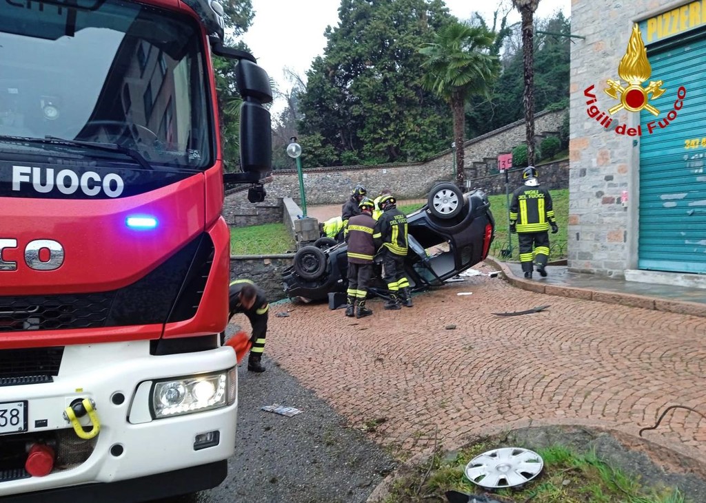 FOTO. Auto Si Schianta Contro Un Muro Ad Albizzate: Muore ...