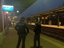 Tenta di strappargli il cellulare e lo prende a pugni: 19enne arrestato in stazione a Varese