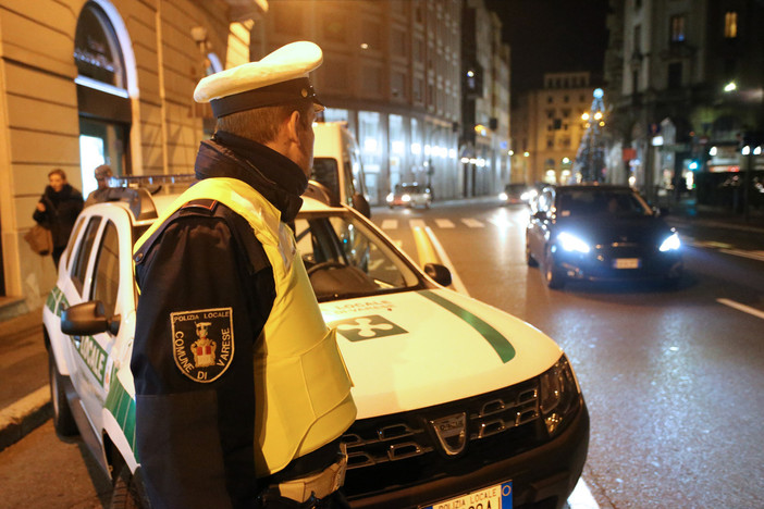 Controlli con auto civetta per le strade di Varese: la polizia locale pizzica 183 &quot;furbetti del telefonino&quot; e 120 persone senza cinture