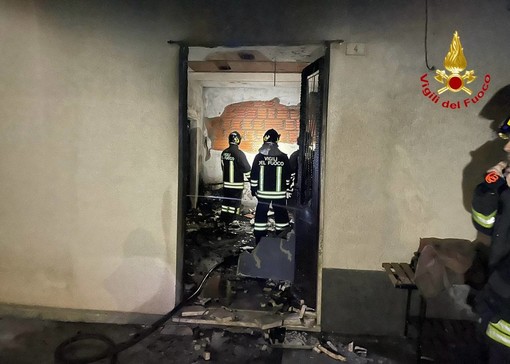 FOTO. Appartamento in fiamme a Cuvio. Famiglia sfollata e danni significativi