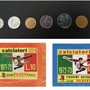 I mitici cartelli dei gelati Alemagna ed Eldorado (ai lati), le monetine delle lire e i pacchetti delle Figurine Calciatori d'antan
