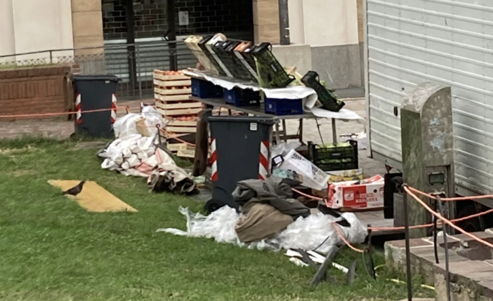 La segnalazione: «Cataste di rifiuti sul verde di piazza Repubblica. Che brutto spettacolo»