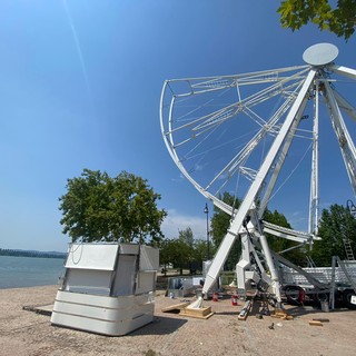 Si sta completando poco a poco la ruota panoramica della Schiranna che porterà varesini e visitatori lassù, ad ammirare un panorama da cartolina