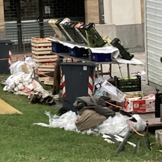 La segnalazione: «Cataste di rifiuti sul verde di piazza Repubblica. Che brutto spettacolo»