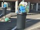 Cestini con sacchi di immondizia: un'immagine diffusa in città (nel riquadro evidenziata anche la presenza di un sacco sotto)