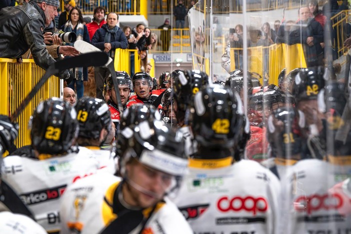 Un momento della rissa al rientro negli spogliatoio dopo il secondo tempo di Varese-Caldaro (foto Michele Del Re)