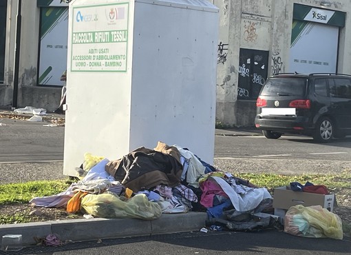 LA FOTO. Rifiuti, un'immagine che ispira una domanda: ma siamo a Busto Arsizio?