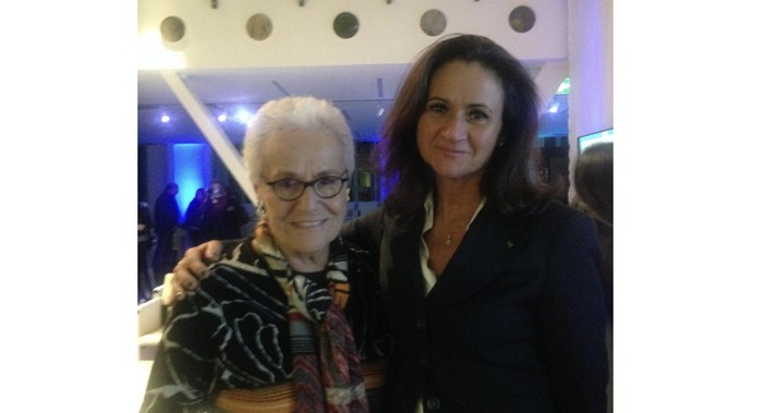 Rosita Missoni con Cinzia Ghisellini, nipote di Olga Fiorini, in una foto del 2015