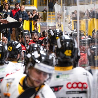 Un momento della rissa al rientro negli spogliatoio dopo il secondo tempo di Varese-Caldaro (foto Michele Del Re)