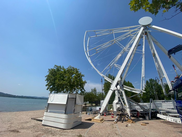 Si sta completando poco a poco la ruota panoramica della Schiranna che porterà varesini e visitatori lassù, ad ammirare un panorama da cartolina