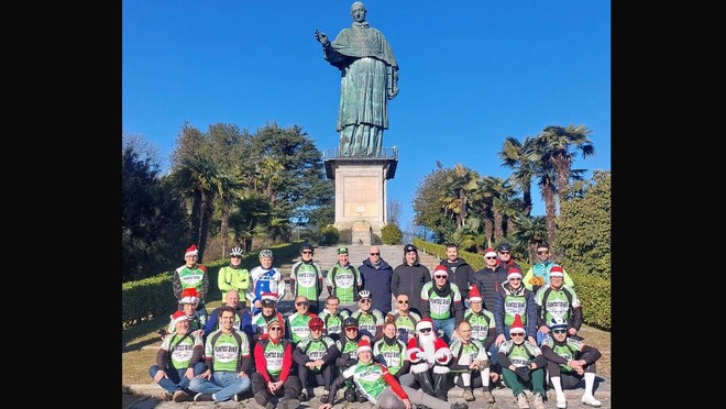 Pedalando al San Carlone nel giorno di Natale. Per fare del bene e per amore del ciclismo