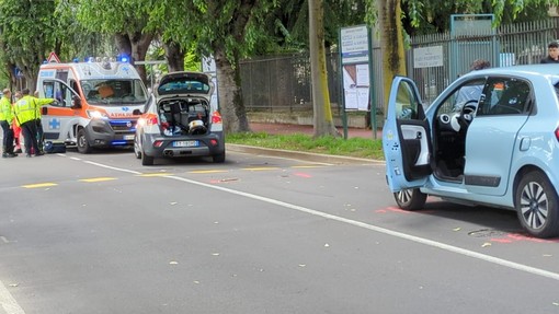 Le auto posteggiate in via Miola nella foto pubblicata da ilSaronno.it