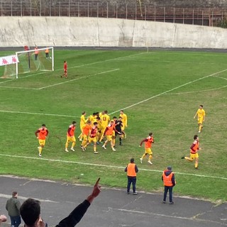 Gioia Saluzzo a Masnago. Sotto il vivaio biancorosso in campo al Franco Ossola prima di Varese-Saluzzo