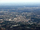 Sole e bel tempo per molti giorni su tutta la regione: qui la bellissima vista dall'alto della nostra provincia con sguardo su Milano nella foto di Mario Chiodetti