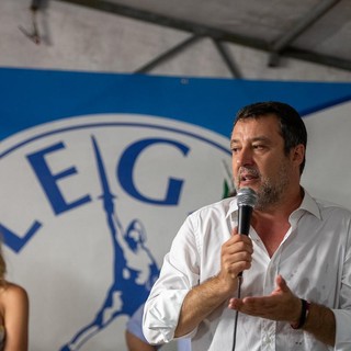Il ministro Matteo Salvini, leader della Lega, durante il suo discorso sul palco della festa del partito a Sumirago (foto Alessandro Umberto Galbiati)