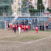 Biancorossi sotto la curva a fine gara a Imperia (foto Federico Bruzzese)