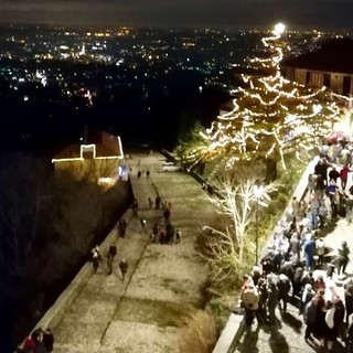Il Sacro Monte illuminato per le feste natalizie (foto d'archivio)