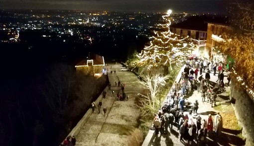 Il Sacro Monte illuminato per le feste natalizie (foto d'archivio)