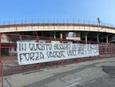 &quot;In questo silenzio un grido si alzerà. Forza Varese...&quot;. La curva non si vede ma c'è