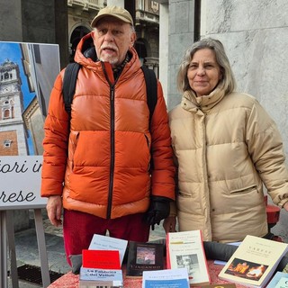 Alessandro Ceccoli, da cui è nata l'idea di &quot;Scrittori in Varese&quot;, e la moglie Rosanna Vitali al banchetto con cui l'associazione ha debuttato oggi in corso Matteotti