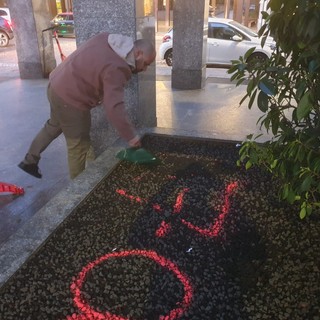 VIDEO. Scritte sulla fioriera, ripulisce l'assessore: «Ma quelli sono deficienti, la situazione si sta deteriorando»