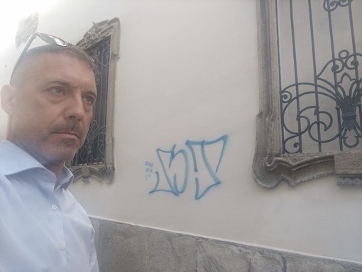 Lo sdegno dopo i graffiti: «Facciate sistemate per convincere anche gli altri e ora tutto rovinato. La videosorveglianza va estesa»