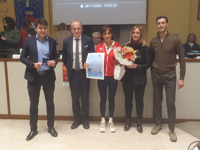 La triatleta Stefania Moneta premiata in Comune: «Esempio di carattere e resilienza bustocchi»