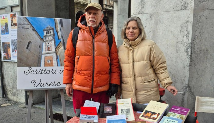 Alessandro Ceccoli, da cui è nata l'idea di &quot;Scrittori in Varese&quot;, e la moglie Rosanna Vitali al banchetto con cui l'associazione ha debuttato oggi in corso Matteotti