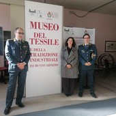 FOTO. Il comandante  provinciale della Guardia di Finanza, Crescenzo Sciaraffa, in visita al Museo del Tessile di Busto