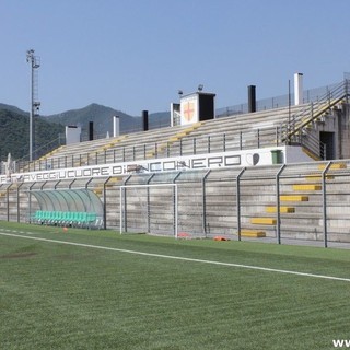 Lo stadio Riva di Albenga e, sotto, l'annuncio dell'anticipo della sfida Varesina-Arconatese