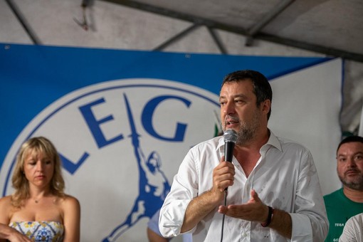 Il ministro Matteo Salvini, leader della Lega, durante il suo discorso sul palco della festa del partito a Sumirago (foto Alessandro Umberto Galbiati)
