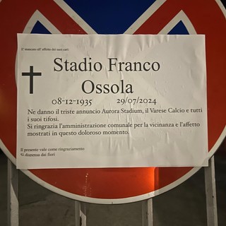 Il cartello comparso fuori dal Franco Ossola oltre a uno striscione contro l'amministrazione comunale