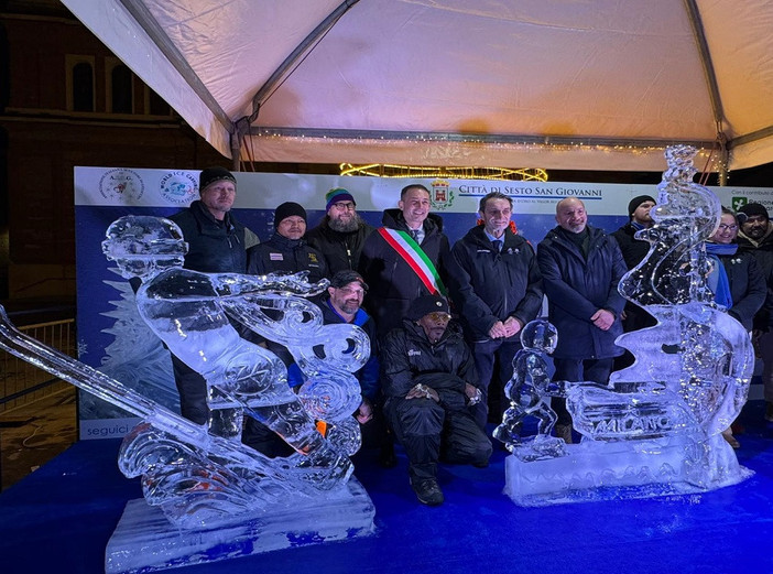 Campionato mondiale di sculture di ghiaccio: il presidente Fontana inaugura l'evento con opera sulle Olimpiadi invernali