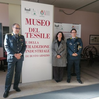 FOTO. Il comandante  provinciale della Guardia di Finanza, Crescenzo Sciaraffa, in visita al Museo del Tessile di Busto