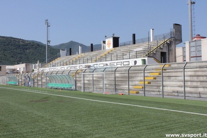 Lo stadio Riva di Albenga e, sotto, l'annuncio dell'anticipo della sfida Varesina-Arconatese