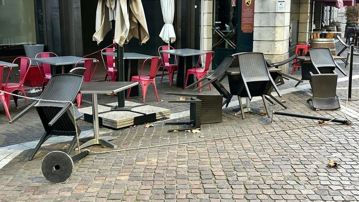 Forte vento causa danni e disagi nel centro di Gallarate. FOTO