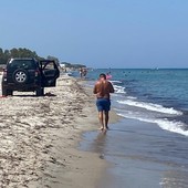 Suv parcheggiato sul bagnasciuga sull'isola greca di Kos, in attesa che i proprietari facciano il bagno: i soliti italiani? No, i soliti stranieri...