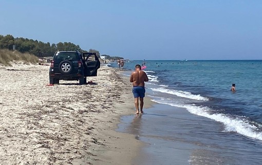 Suv parcheggiato sul bagnasciuga sull'isola greca di Kos, in attesa che i proprietari facciano il bagno: i soliti italiani? No, i soliti stranieri...