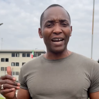 Un'immagine del video girato da Soumahoro all'esterno del carcere di Busto