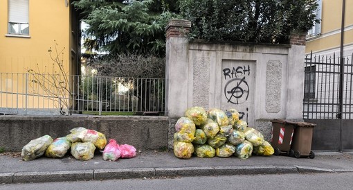 FOTO. Tre settimane di degrado in via Cellini: i rifiuti non vengono raccolti