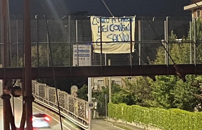 Striscione pro Salvini ai Cinque Ponti di Busto: «L’unico a difesa dei confini»