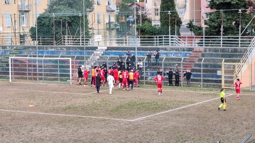 Biancorossi sotto la curva a fine gara a Imperia (foto Federico Bruzzese)