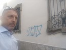 Lo sdegno dopo i graffiti: «Facciate sistemate per convincere anche gli altri e ora tutto rovinato. La videosorveglianza va estesa»