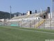 Lo stadio Riva di Albenga e, sotto, l'annuncio dell'anticipo della sfida Varesina-Arconatese