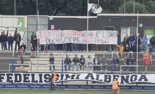 Uno degli striscioni di contestazione dei tifosi dell'Albenga nei confronti della società