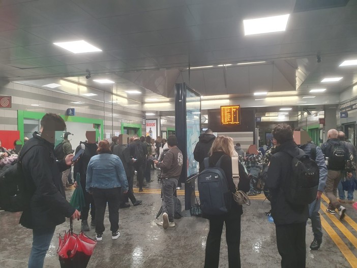 Viaggiatori in attesa alla stazione di Busto