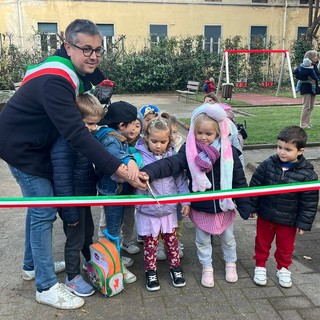 VIDEO. Gallarate, taglio del nastro al parco Don Luigi Giussani: giochi rinnovati e spazi inclusivi per bambini e famiglie