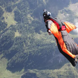 Si lancia dal Piz da Lech: base jumper lombardo muore in Alto Adige